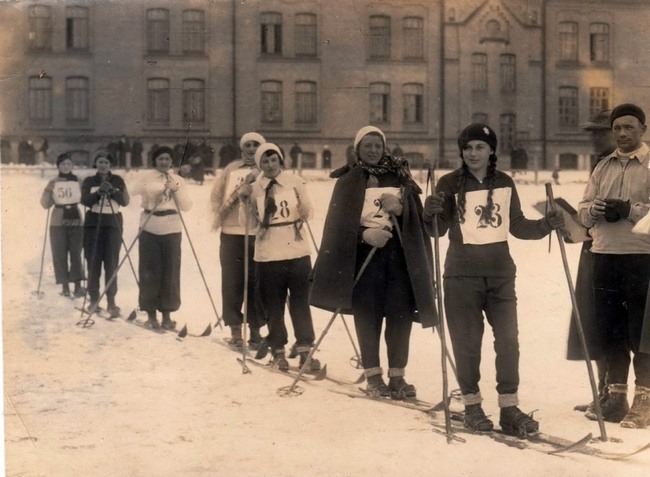 Гімназистки на лижних змаганнях у військовому містечку